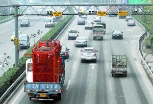 內(nèi)環(huán)高速連應(yīng)急車道也被社會(huì)車輛占用著，3月嬰兒最后病重離世