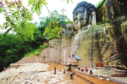 佛像雕刻現(xiàn)場(chǎng)。