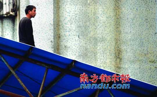 佛山一男子汽車(chē)站跳天棚死亡 稱自己頂著家里重?fù)?dān)