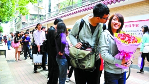 2011年11月11日，越秀區(qū)民政局，登記結(jié)婚的隊(duì)伍排了足有一百米長（資料圖片）?！∮浾唿S澄鋒攝