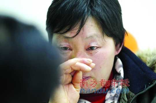 　　聽聞判決結(jié)果，被害人母親楊書會(huì)控制不住眼淚。南都記者徐文閣攝