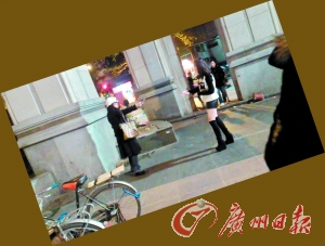 黑衣女拿著剪刀指著“保時(shí)捷女孩”。