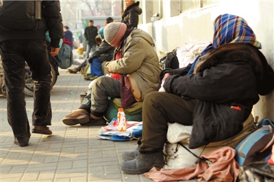 昨天，仍有流浪人員在路邊居留。本報記者譚青攝/視頻