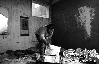 　西安市解放路與東大街十字西北角的一棟待拆遷的樓房中，陳露山整理自己每天看的報(bào)紙