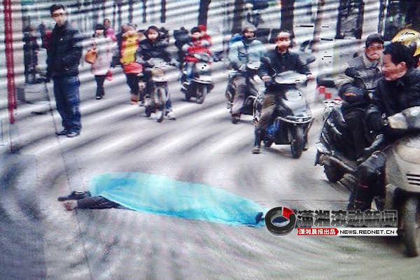 2月4日早上8時30分許，長沙人民中路255號一棟住宅樓露天樓梯6樓頂部，一名三十多歲的中年男子跳下