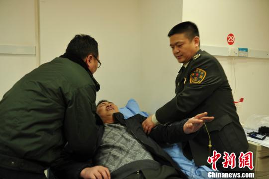 被“黑車”頂跑近5公里的執(zhí)法隊員周應鑄被送至醫(yī)院急救?！￠Z成全　攝