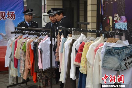 警方展示的部分被盜服裝?！∷瘟⒊z