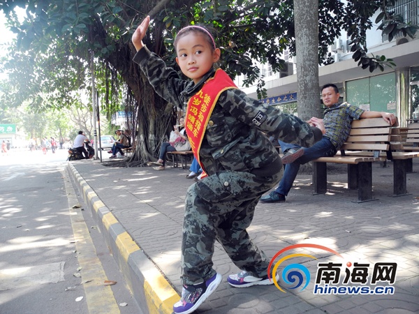 馮靖涵擺出武術POSE(南海網(wǎng)記者陳望攝)