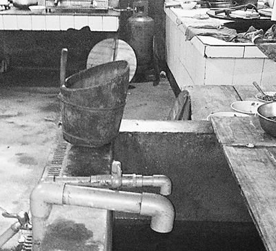 在鎮(zhèn)機關(guān)食堂，洗菜煮飯都用自來水。