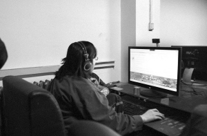 除了買(mǎi)飯他基本不離開(kāi)座位 除了買(mǎi)飯他基本不離開(kāi)座位