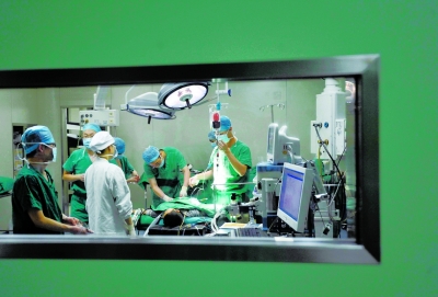 昨晚，醫(yī)生為小進(jìn)進(jìn)做截肢手術(shù)。