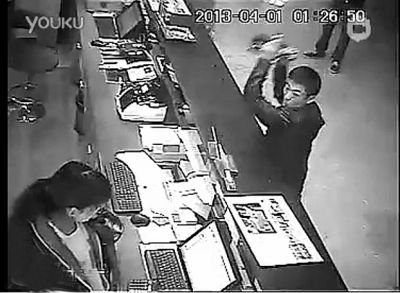 另一同行男子，操起柜臺(tái)上的擺件，用力砸向女服務(wù)員面部。