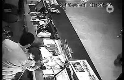 第三名白衣男子沖進(jìn)柜臺(tái)內(nèi)對(duì)女服務(wù)員一頓拳打腳踢。