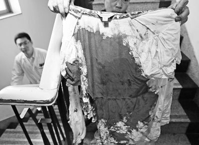 何女士的上衣被血浸透。記者楊濤攝