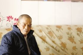 4月15日，劉爹爹的一只眼睛上有明顯的淤青。