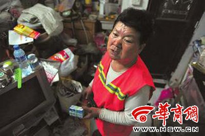 保潔員下跪磕頭阻止散發(fā)小廣告 對方無動于衷 保潔員下跪磕頭阻止散發(fā)小廣告 對方無動于衷