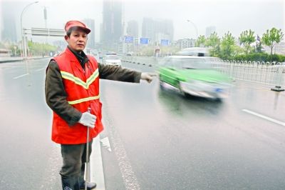 　肖慶旭師傅在事發(fā)地點講述經(jīng)過。記者李銳 攝