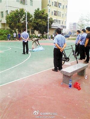 事發(fā)后，警方趕往現(xiàn)場進行處理。圖片來源于微博