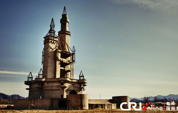 有著“鬼城”、“現(xiàn)實版的寂靜嶺”、“城堡廢墟”等稱號的城堡。沈湜 攝…