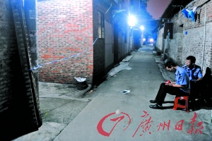 事發(fā)出租屋前拉起了警戒線，警方正在現(xiàn)場(chǎng)調(diào)查。記者陳楓攝