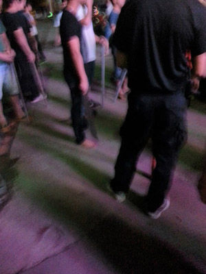 網帖圖片顯示事故現場多人持械