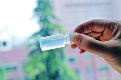 眼睛總發(fā)癢，1歲女童眼中挑出9條活蟲(chóng)