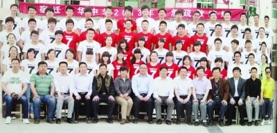 大家來(lái)找找，兩幅圖中有13人完全一致，你能找出來(lái)嗎？