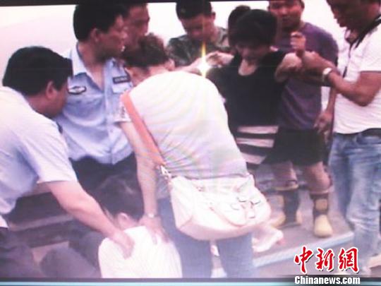 宗德宇緩緩靠近跳樓女子?！O程　攝