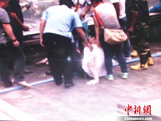 宗德宇緩緩靠近跳樓女子。　孫程　攝