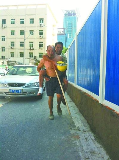 “謝謝，我們身上灰多，怕把車弄臟了”