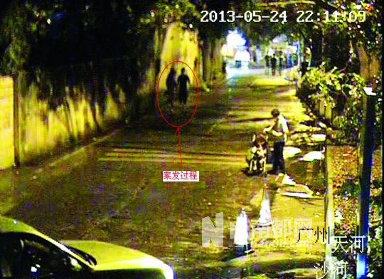 監(jiān)控視頻中（紅圈處），男子尾隨女學(xué)生試圖進(jìn)行猥褻。通訊員供圖