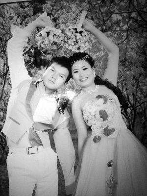 結(jié)婚照中的阿妮笑容燦爛，現(xiàn)實(shí)中，這對(duì)“跨國(guó)速成夫妻”還處在并不愉快的磨合過程中 本版均為資料圖片