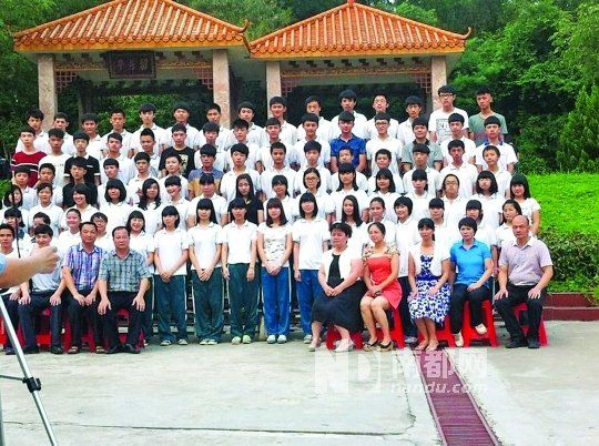 畢業(yè)照中間留出四個(gè)空位。