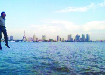 前晚，一名男子從輪渡上縱身墜入江中。@風箏鍋發(fā)布