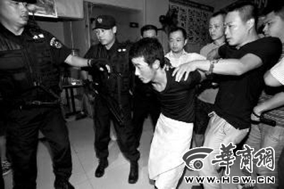 犯罪嫌疑人韓牙某圍著圍裙在廚房?jī)?nèi)拉面,被民警抓獲 本報(bào)記者 鄧小衛(wèi) 攝 犯罪嫌疑人韓牙某圍著圍裙在廚房?jī)?nèi)拉面,被民警抓獲 本報(bào)記者 鄧小衛(wèi) 攝