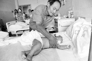 女子疑因喂奶時被咬疼 將8個月男嬰戳90多處傷 女子疑因喂奶時被咬疼 將8個月男嬰戳90多處傷