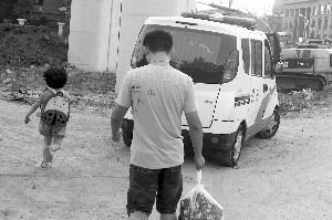 昨天，小豆被民警帶走，轉(zhuǎn)移到別處居住現(xiàn)代快報記者辛一攝