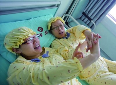 生完寶寶后姐妹倆在床上聊天。