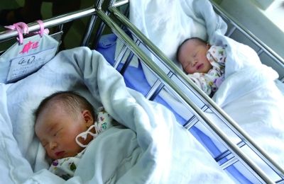 同一天出生的兩個寶寶，長的也很像。（左為男弟弟，右為女姐姐）