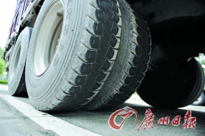 涉嫌碾過尸體的大貨車。