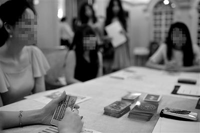 6月30日，中國企業(yè)家單身俱樂部在北京舉行富豪相親海選活動，“考官”通過玩塔羅牌考察面試者的心理狀態(tài)。新京報記者 吳江 攝