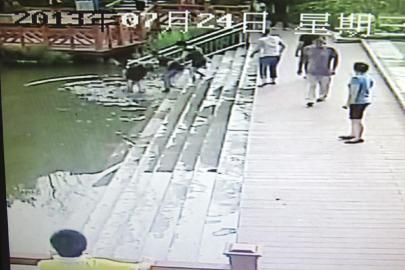 救人現(xiàn)場(chǎng)的視頻截圖。（監(jiān)控截圖）