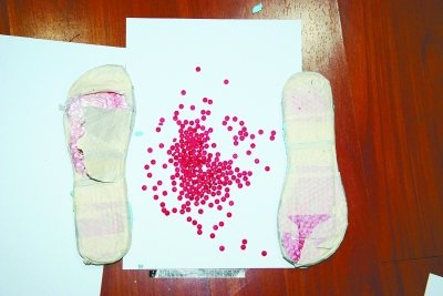 女子“人字拖”藏4000粒毒品 走路姿勢(shì)奇怪露餡 女子“人字拖”藏4000粒毒品 走路姿勢(shì)奇怪露餡