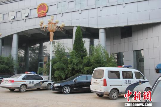 泊頭市人民法院院內(nèi)仍停有無牌制式警車，涉事人員與記者沖突地點僅距法院不足50米。穆玉良 攝