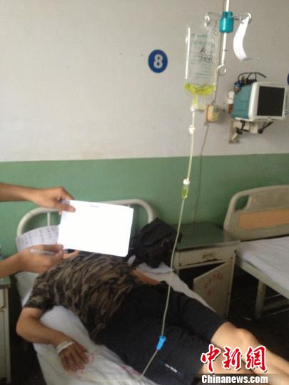 　被毆打記者正在當?shù)蒯t(yī)院接受治療，診斷顯示為腹股溝軟組織挫傷。穆玉良 攝