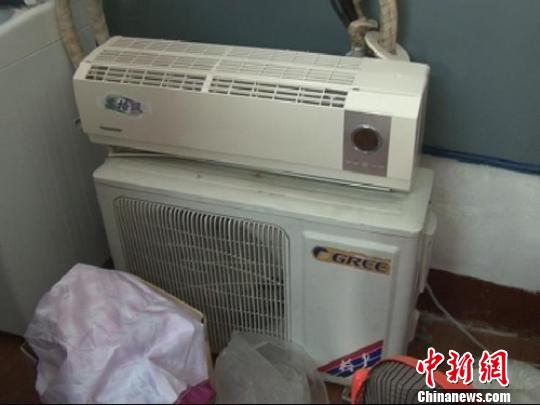 民警從嫌疑人家中搜到空調(diào)等生活用品。 拾冠之 攝