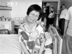 周小姐的母親哭訴：“女兒這一輩子全毀了。”