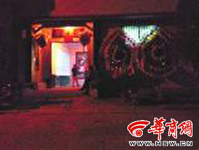 昨晚8時許，老人的大兒子的家正在辦喪事，屋外擺放著花圈 本報記者張超攝