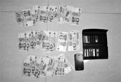 警方從搶劫嫌疑人處起獲的贓款和發(fā)令槍、子彈。警方供圖