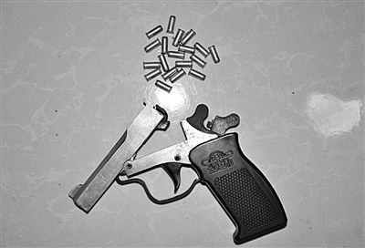 警方從搶劫嫌疑人處起獲的贓款和發(fā)令槍、子彈。警方供圖